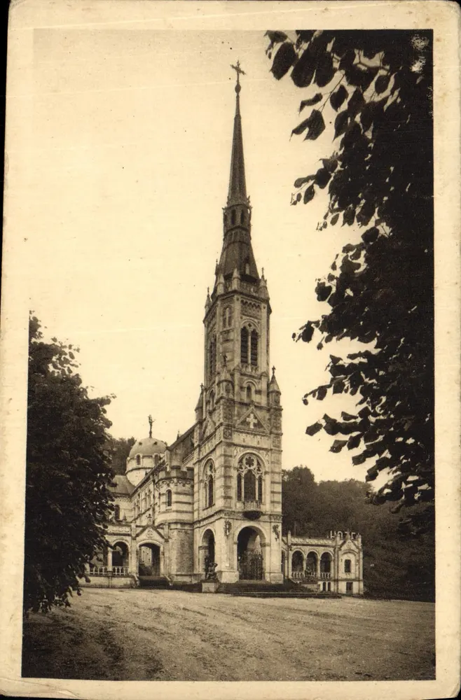 Basilique de l'Espéranade — vue de la façade et du clocher — Édition de la Basilique Nationale du Bois Chenu, Dompnemy - Frente