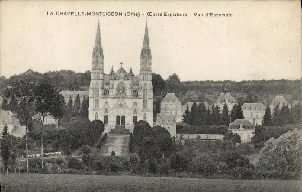 La Chapelle-Montligeon (Orne) — Expiatorische Arbeit — Gesamtansicht - Vorderseite