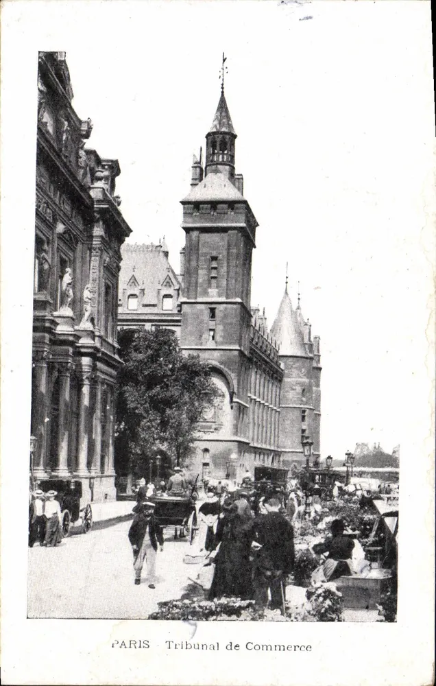 PARIS - Tribunal de Comércio — vista do edifício com pedestres e veículos - Frente