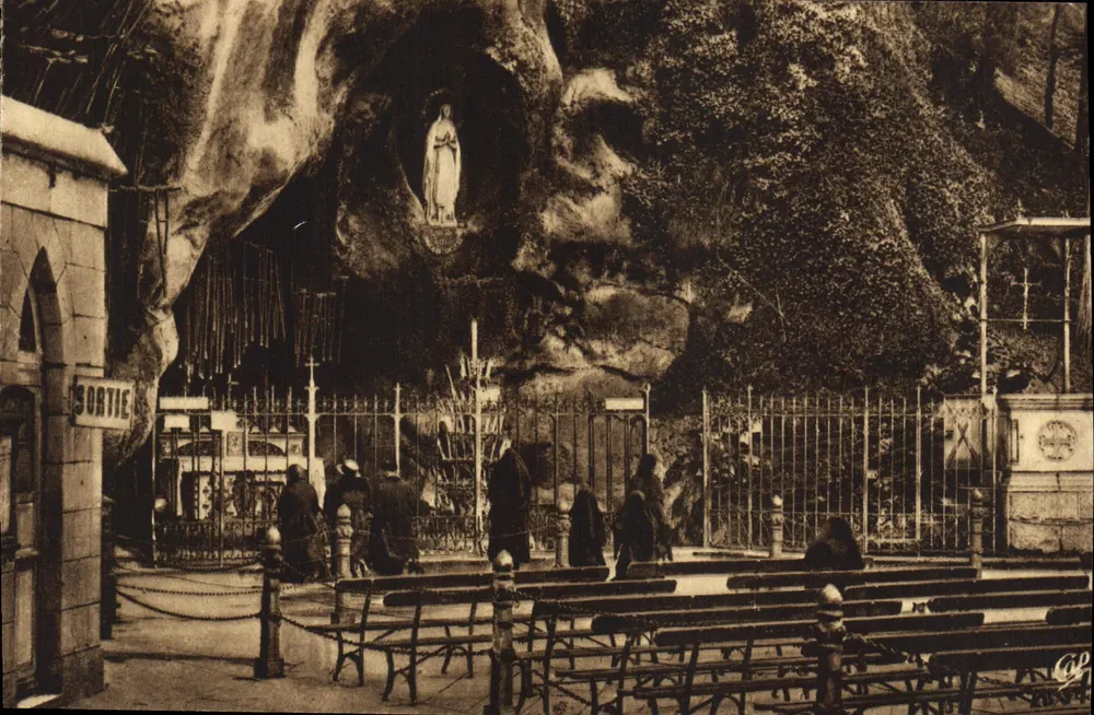 Lourdes — A Gruta — Cité des Arts Photomécaniques, Strasbourg - Frente