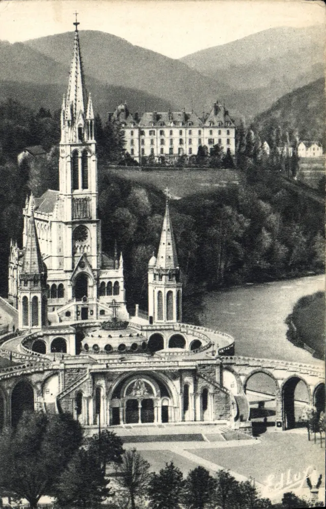 Lourdes — Die Basilika vom Château-Fort aus gesehen — Edition P. Doucet, Place P. P. Lalle - Vorderseite
