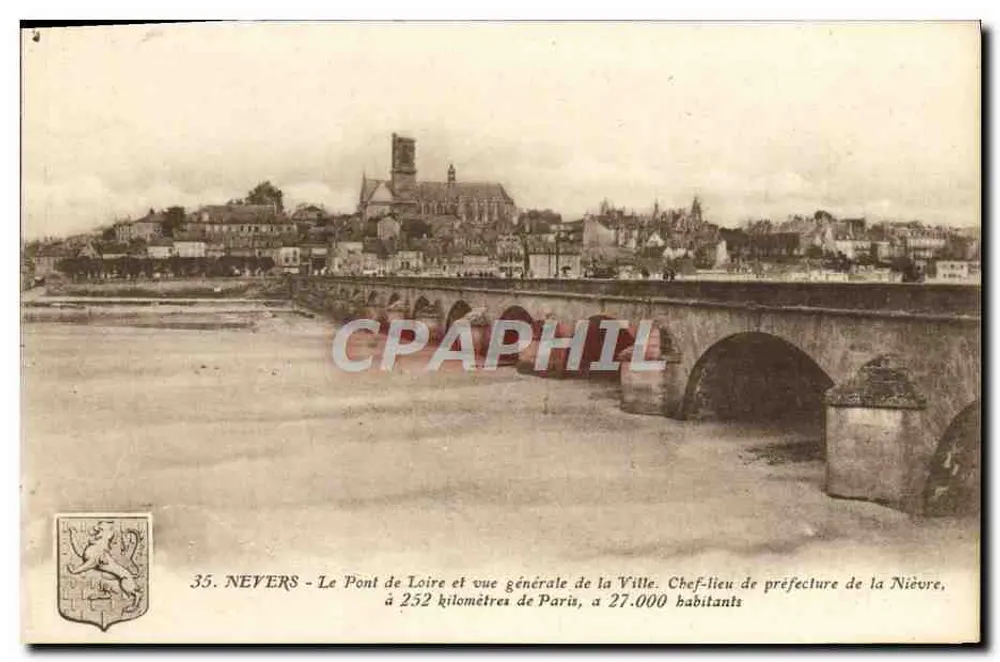 Nevers - Der Loirer Brücke und allgemeine Ansicht der Stadt — Präfekturzentrum der Nièvre - Vorderseite