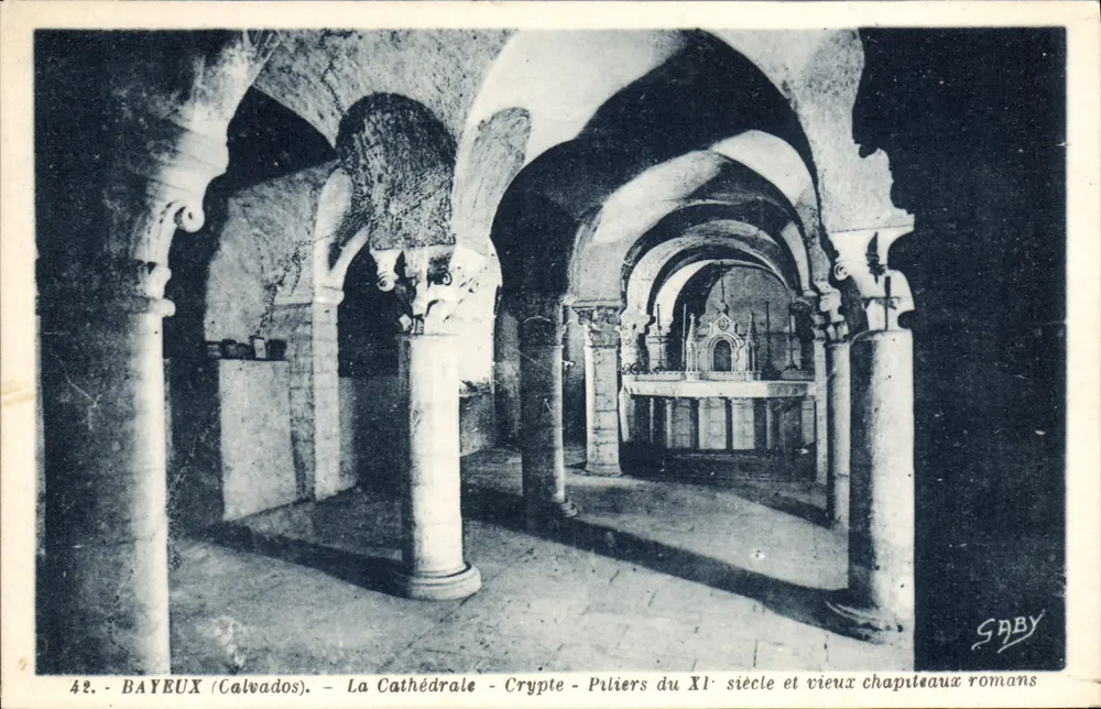 Bayeux (Calvados) — Cripta da catedral — Pilares do século XI e antigos capitéis romanos — Saby - Frente