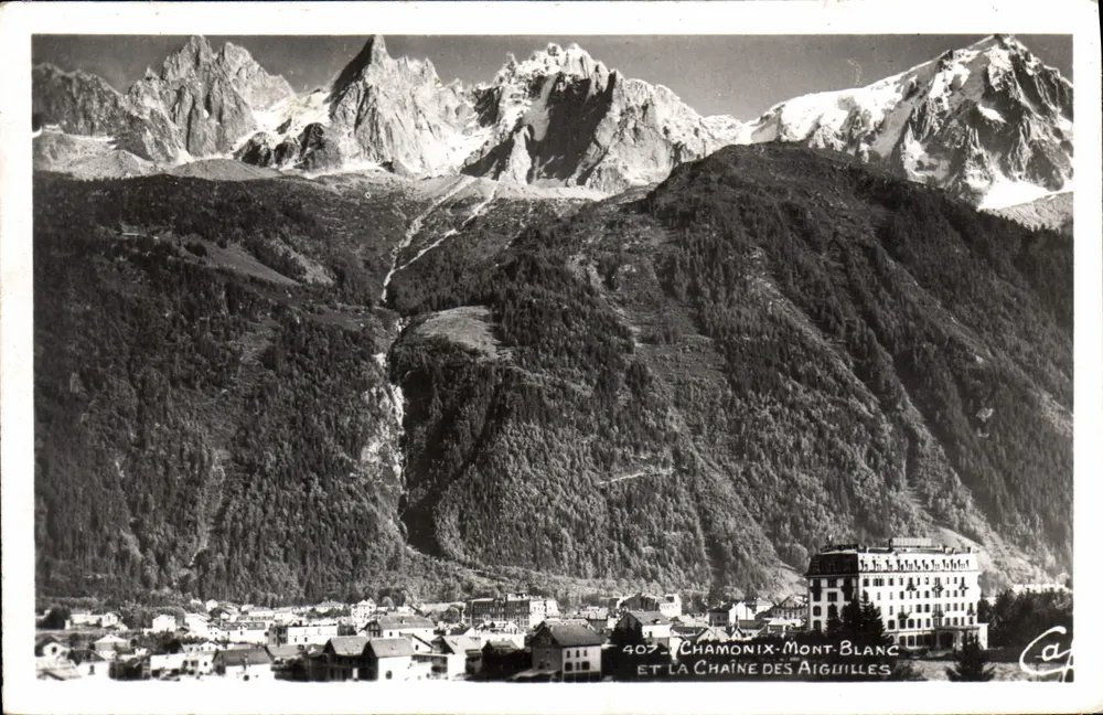 Chamonix-Mont-Blanc und die Aiguilles-Kette — Panoramablick — Verlag 'Real-Photo' P. Straßburg - Vorderseite