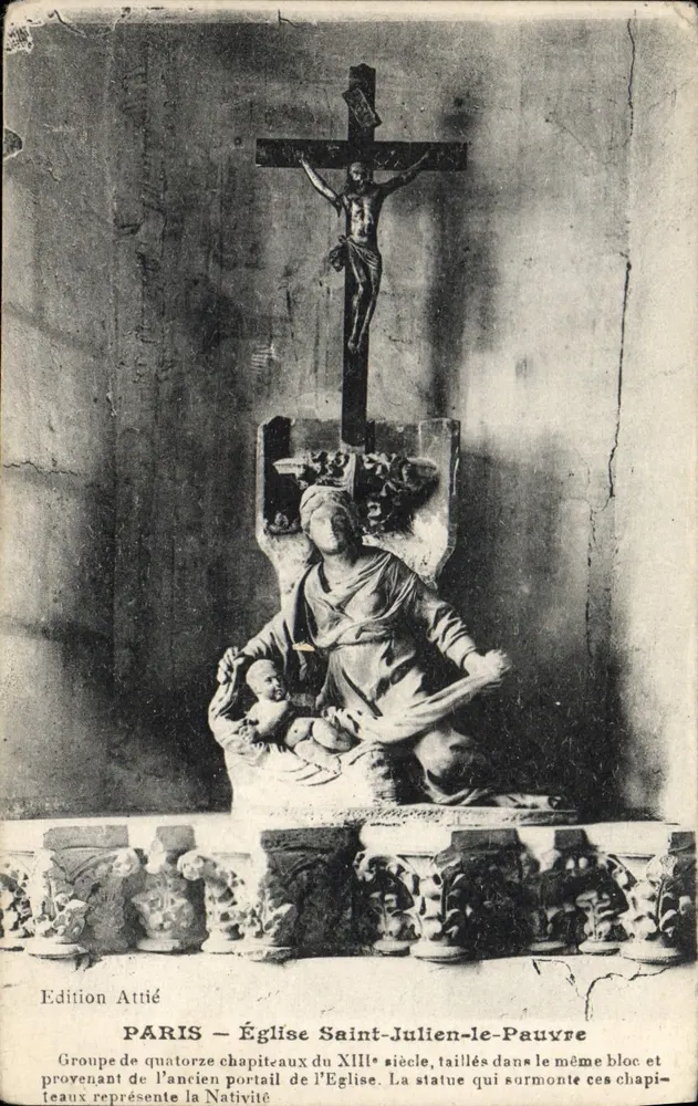 Paris — Kirche Saint-Julien-le-Pauvre — Gruppe von vierzehn Kapitellen des 13. Jahrhunderts und Statue der Geburt Christi - Vorderseite
