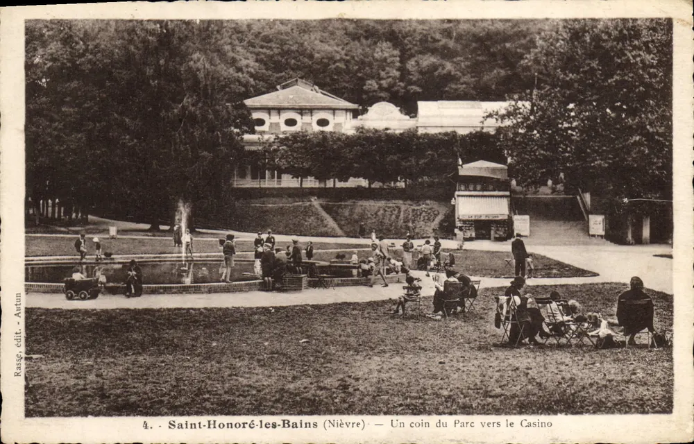 Saint-Honoré-les-Bains (Nièvre) — Ein Eckbereich des Parks in Richtung Casino - Vorderseite