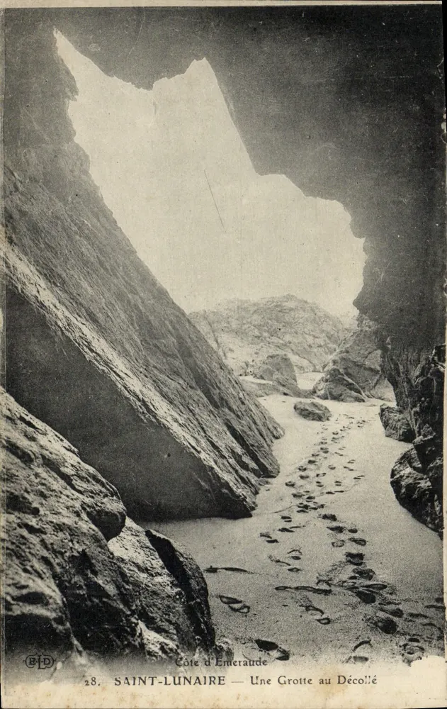 Saint-Lunaire — Costa da Esmeralda — Uma Gruta no Décollé - Frente