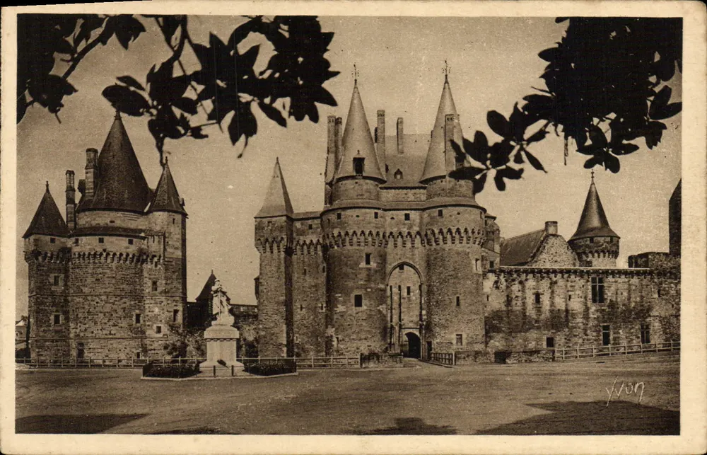 Castelo de Vitré — Vista do castelo com estátua no primeiro plano — Éditions d'Art YVON - Frente