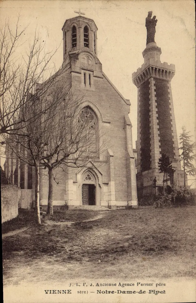 Viena (Viena) — Igreja Nossa Senhora de Pipet e monumento aos mortos — Antiga Agência Perrier pai - Frente