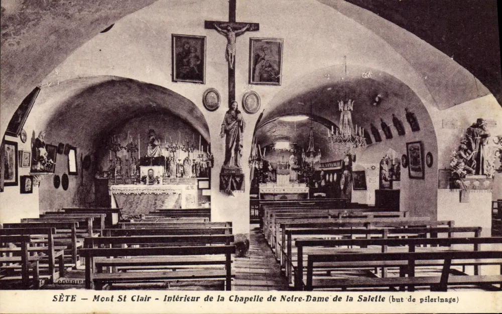 Sète - Mont St Clair - Innenraum der Kapelle Notre-Dame de la Salette (Pilgerstätte) - Vorderseite