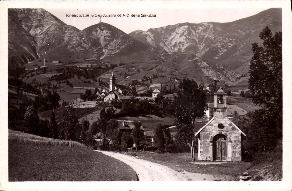 Heiligtum der Jungfrau von La Salette — Ansicht des Dorfes und des Heiligtums — Eigentum der Kaplanen - Vorderseite