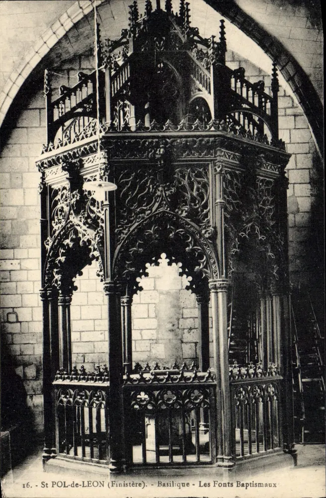 St POL-LEON (Finistère) - Basílica - Os Fontes Batismal - Frente