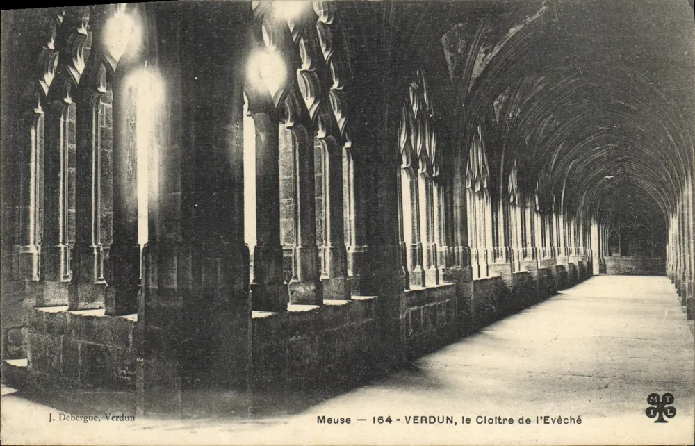 Verdun — o Claustro do Bispo — J. Debergue, Verdun - Frente
