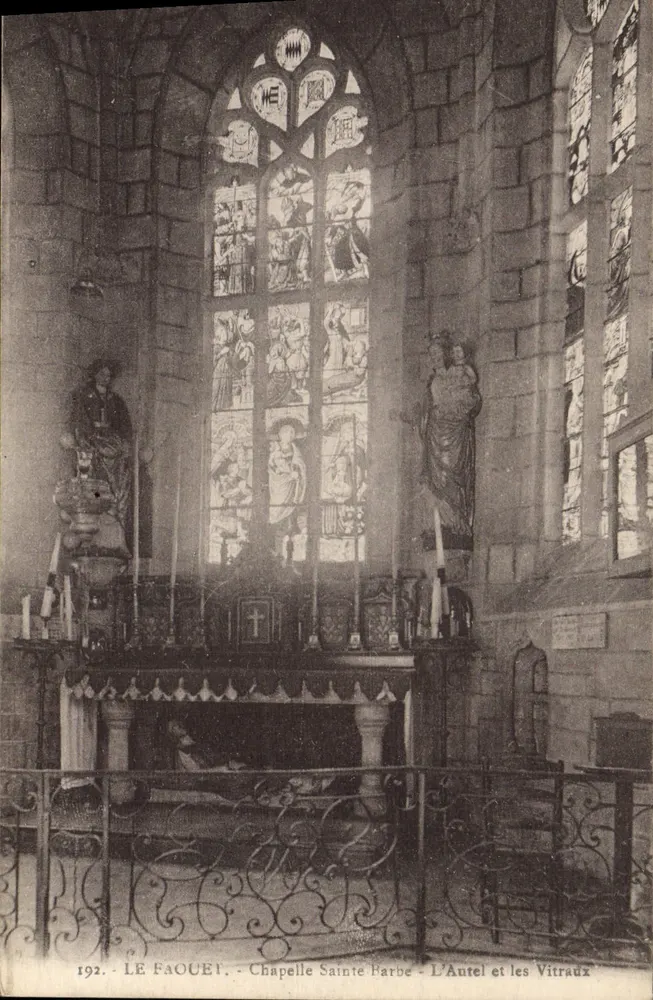 Le Faouet - Kapelle Saint-Barbe - Der Altar und die Glasfenster - Vorderseite