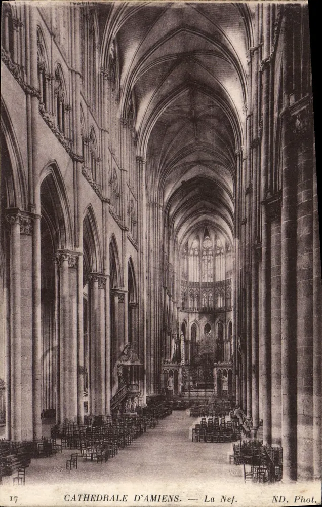 Catedral de Amiens — A Nave — ND. Phot. - Frente