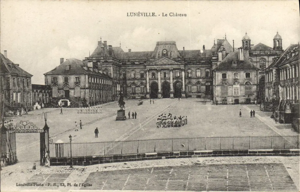 Lunéville - O Castelo — vista da praça da Igreja — Lunéville-Photo, P.R., 13, Praça da Igreja - Frente