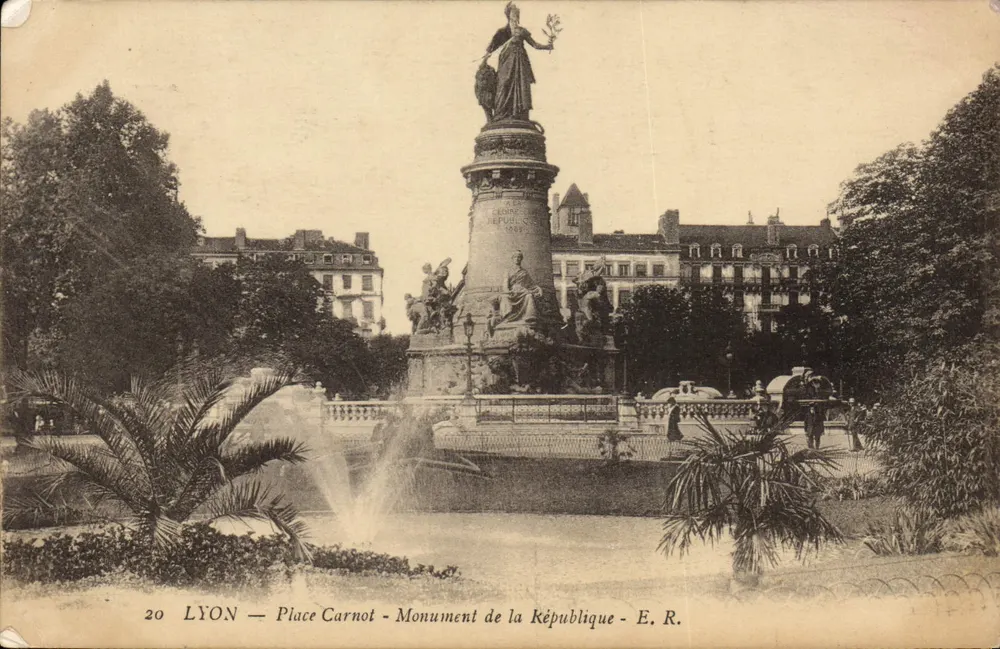 LYON — Praça Carnot — Monumento da República — E.R. - Frente