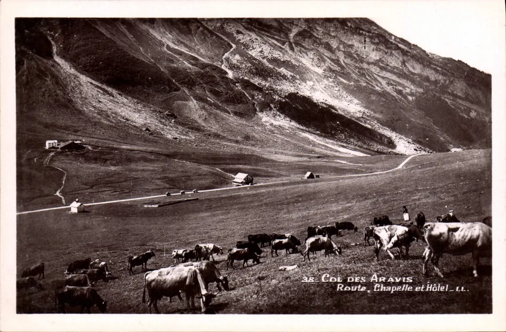 Col des Aravis — Carretera, iglesia y hotel — LL - Anverso