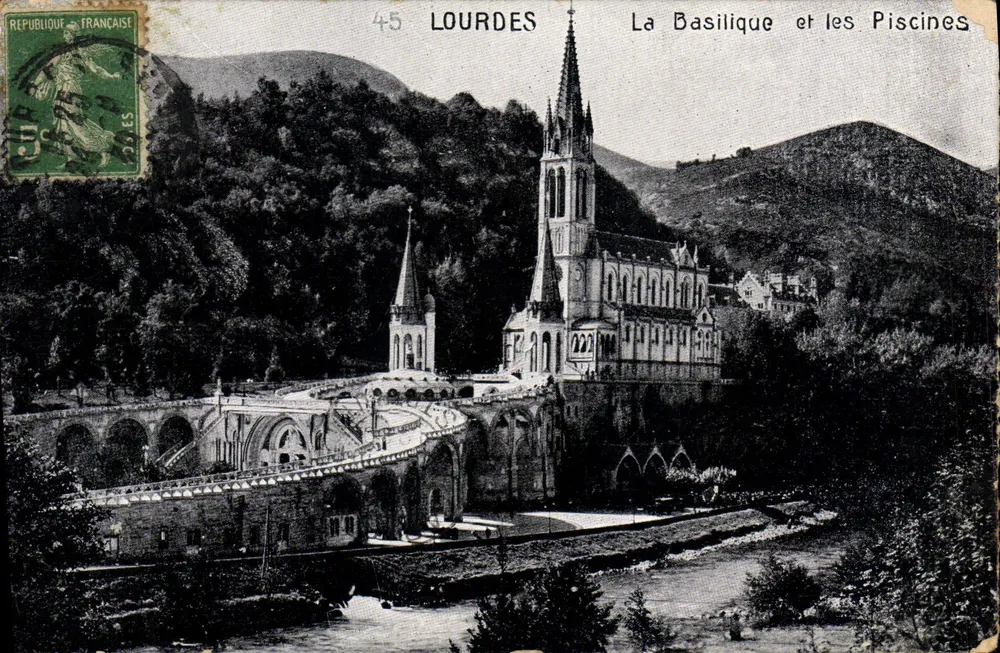 Lourdes — A Basílica e as Piscinas — Editor desconhecido, n° 45 - Frente