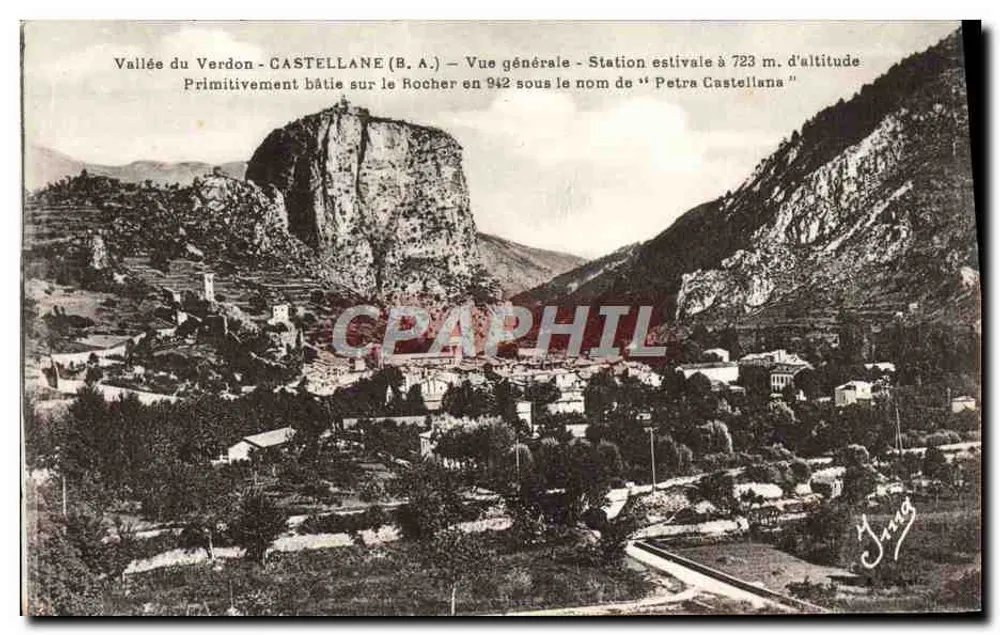 Tal des Verdon - CASTELLANE (B.A.) — Allgemeiner Blick — Sommerstation auf 723 m Höhe — Ursprünglich 942 auf dem Felsen errichtet unter dem Namen « Petra Castellana » - Vorderseite