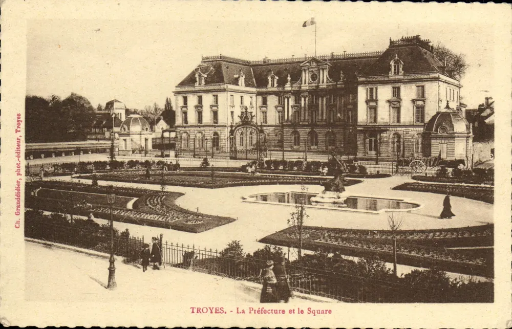 Troyes - A Prefeitura e o Pátio — Ch. Granddidier, fotógrafo, Troyes - Frente