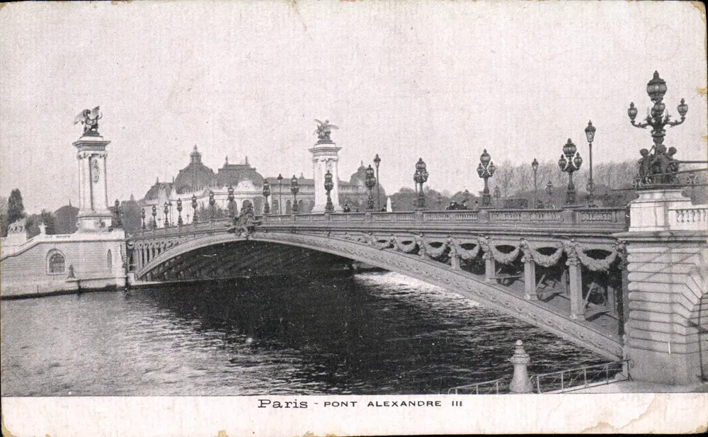 Paris - Ponte Alexandre III — visão do ponte ornada com estátuas e lanternas, com o Palácio de Chaillot em segundo plano — editor não identificado - Frente