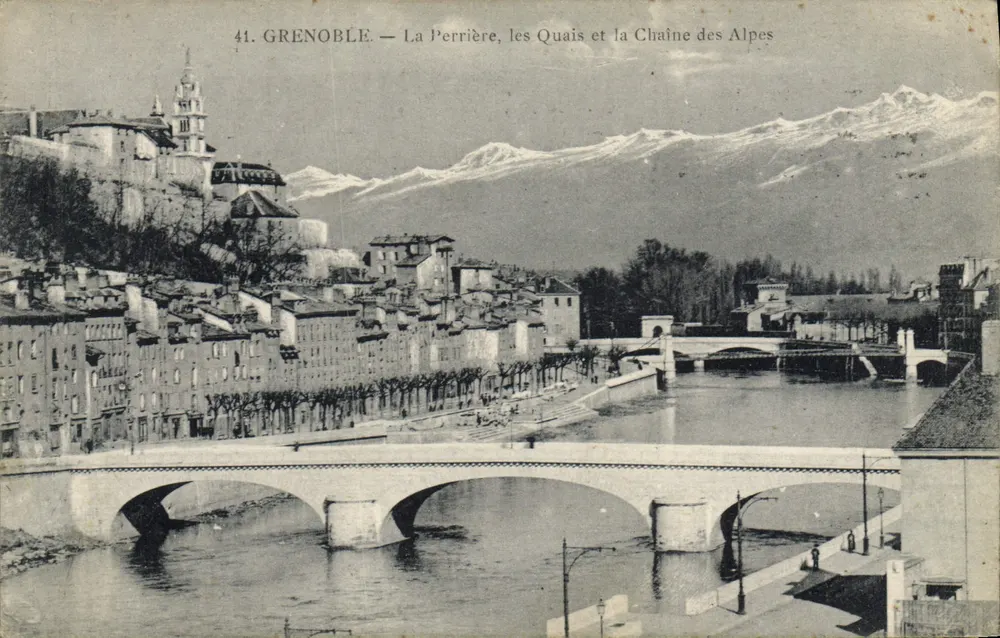 Grenoble — La Perrière, die Quais und die Kette der Alpen — P. Gaude, phot. publ. - Vorderseite