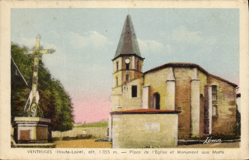 Venteuges (Haute-Loire), H. 1.055 m. — Place de l'Église und Denkmal der Toten - Vorderseite