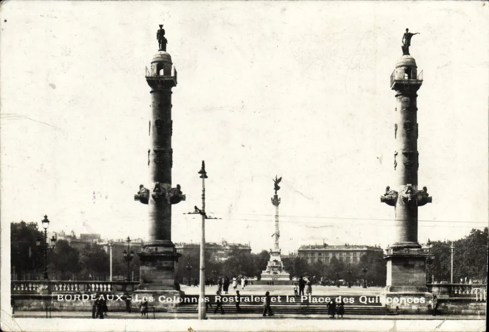 Bordeaux - Die Rostral-Säulen und Place des Quillonnées - Vorderseite