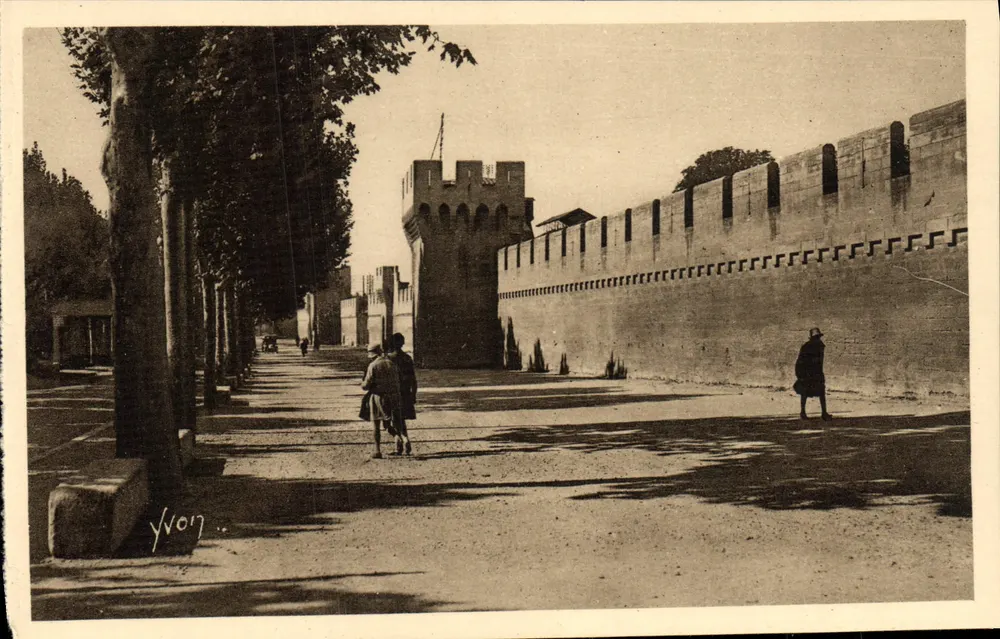 Avignon — Os Muros — Yvon - Frente