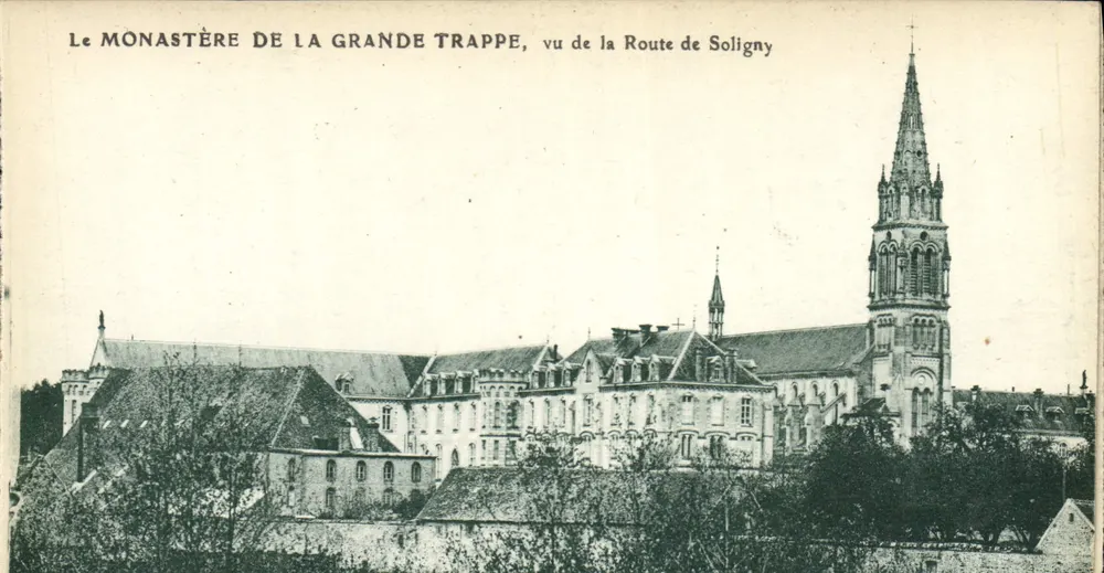 Das KLOSTER DER GRANDE TRAPPE, Ansicht von der Route de Soligny - Vorderseite