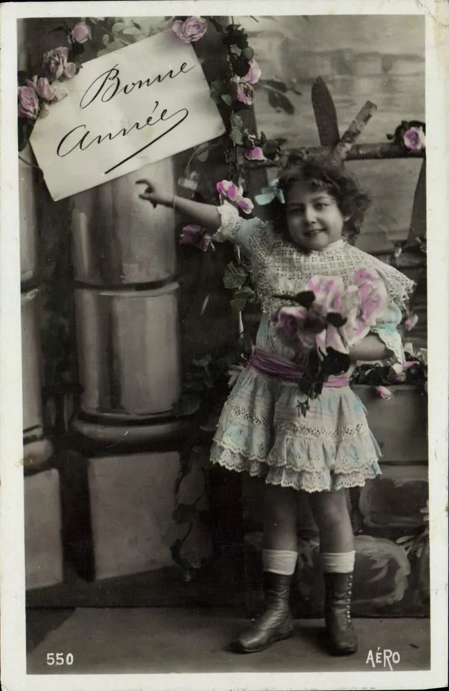 Menina pequena em vestido de renda — 'Bom Ano' — AÉRO n°550 - Frente
