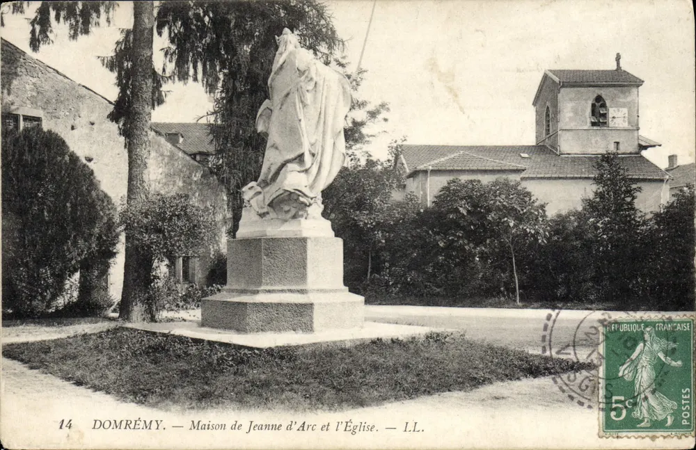 Domrémé — Haus der Johanna von Arc und die Kirche — I.L. - Vorderseite