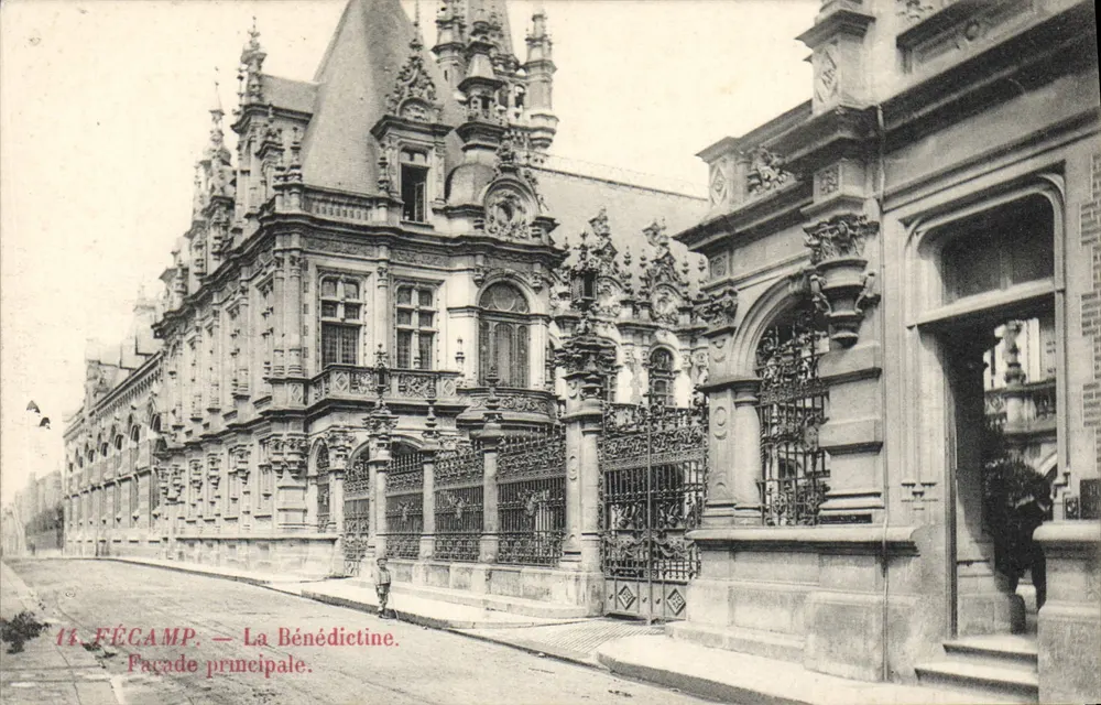 FÉCAMP — A Bénédictine. Fachada principal. - Frente