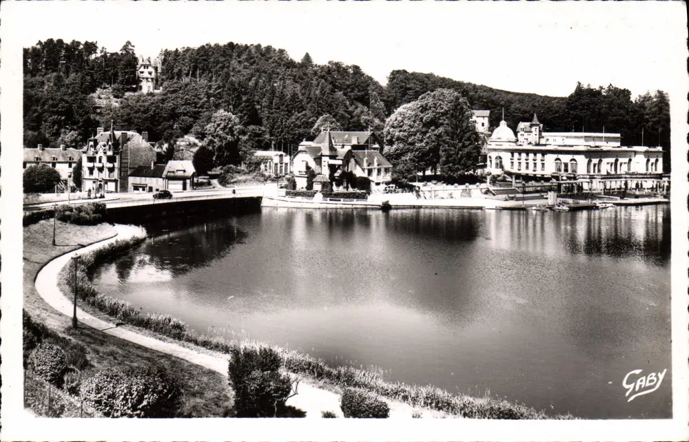 Bagnolles-de-l'Orne — Casino du Lac und Route de Tessé — Verlag Caby - Vorderseite