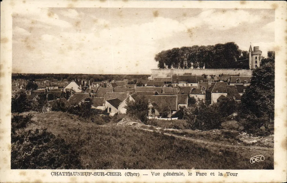 Châteauneuf-sur-Cher (Cher) — Allgemeiner Blick, der Park und die Turm - Vorderseite