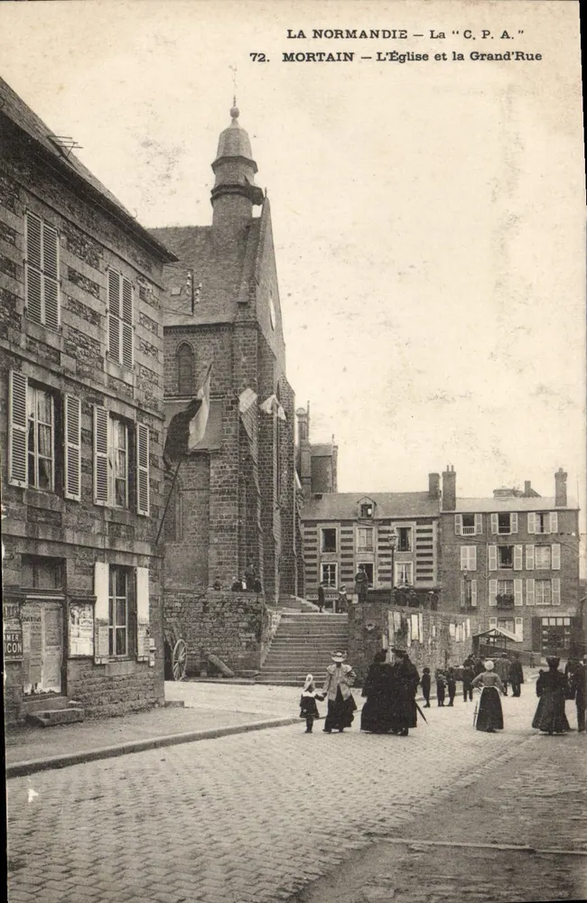 Mortain — Die Kirche und die Grand Rue — Antike Ansichtskarte n°72 - Vorderseite