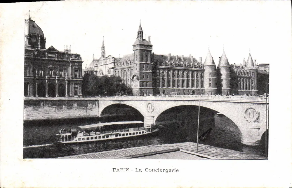 Paris - A Conciergerie — vista do ponte e do rio com barco — editor não visível - Frente