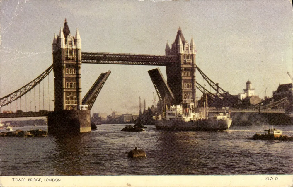 Tower Bridge, London — Ansicht des Schiffsbrückenteils mit Booten — Verlag KLO 121 - Vorderseite