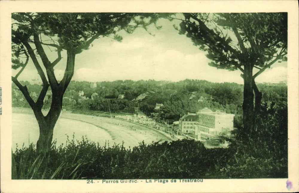 Perros-Guirec - A Praia de Trestraou — vista a partir das árvores — editor Saut. Caeveliné - Frente