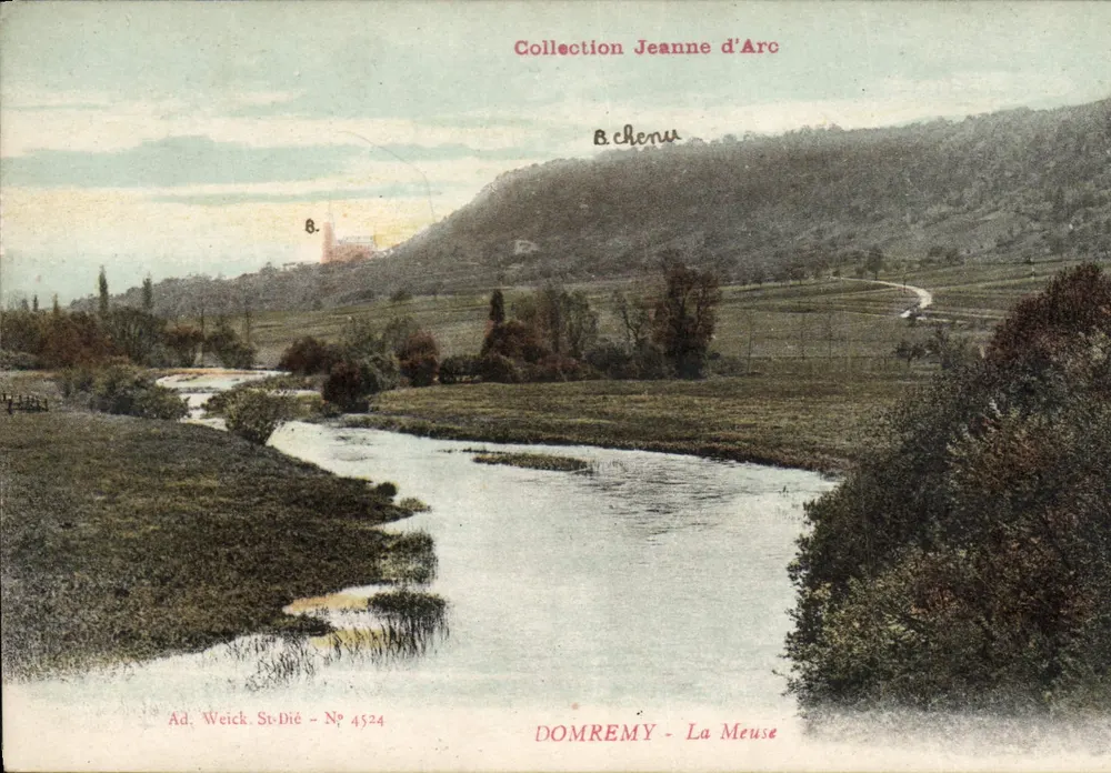 Domremy - A Meuse — vista do paisagem fluvial com castelo no fundo — Ad. Weick, St-Dié, N° 4524 - Frente