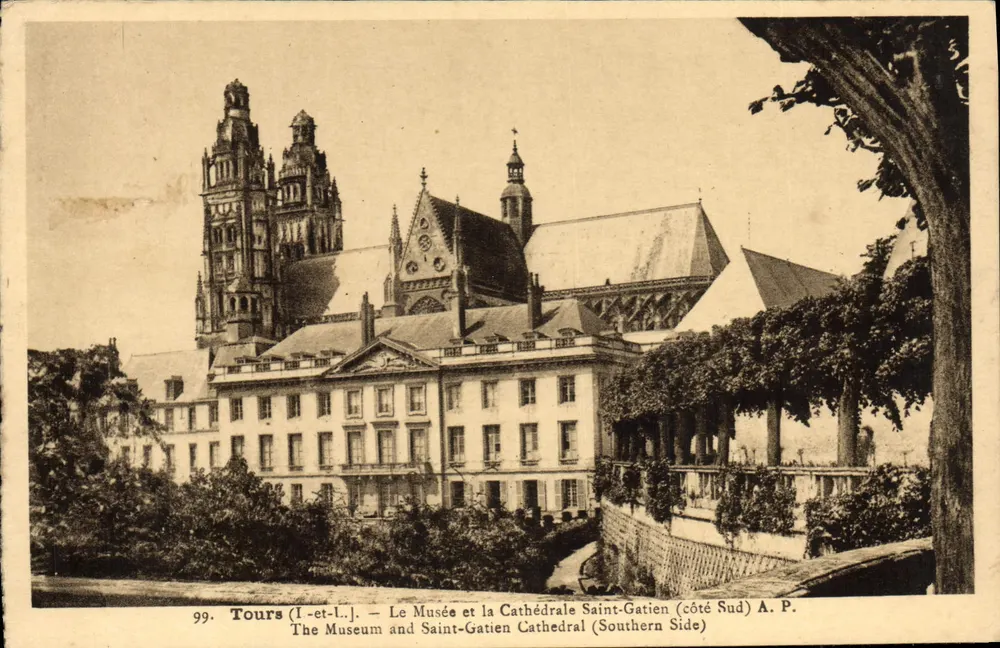 Tours (Indre-et-Loire) — O Museu e a Catedral São Gatien (lado Sul) — A.P. n°99 - Frente