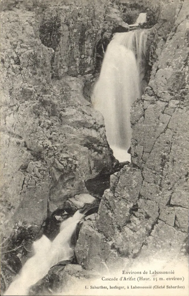Cachoeira de Arifat — Arredores de Labessonnié — L. Sabarthez, relógio - Frente