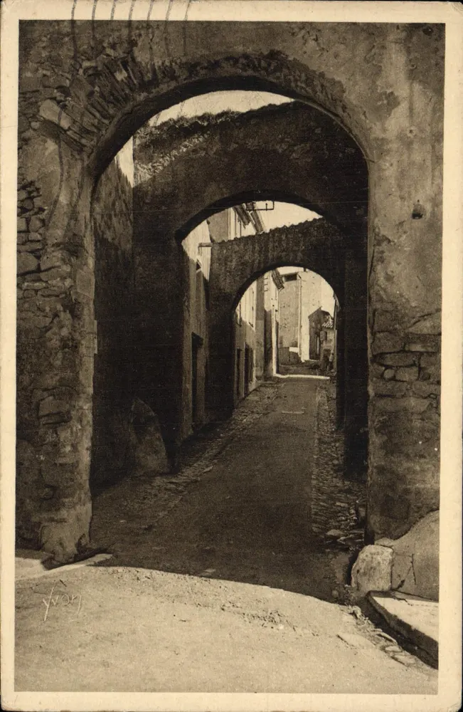 Vieux pont et ruelles de Saint-Tropez — vue en perspective à travers plusieurs arches en pierre — Édition d'Art YVON, Paris, n°6/162 - Frente