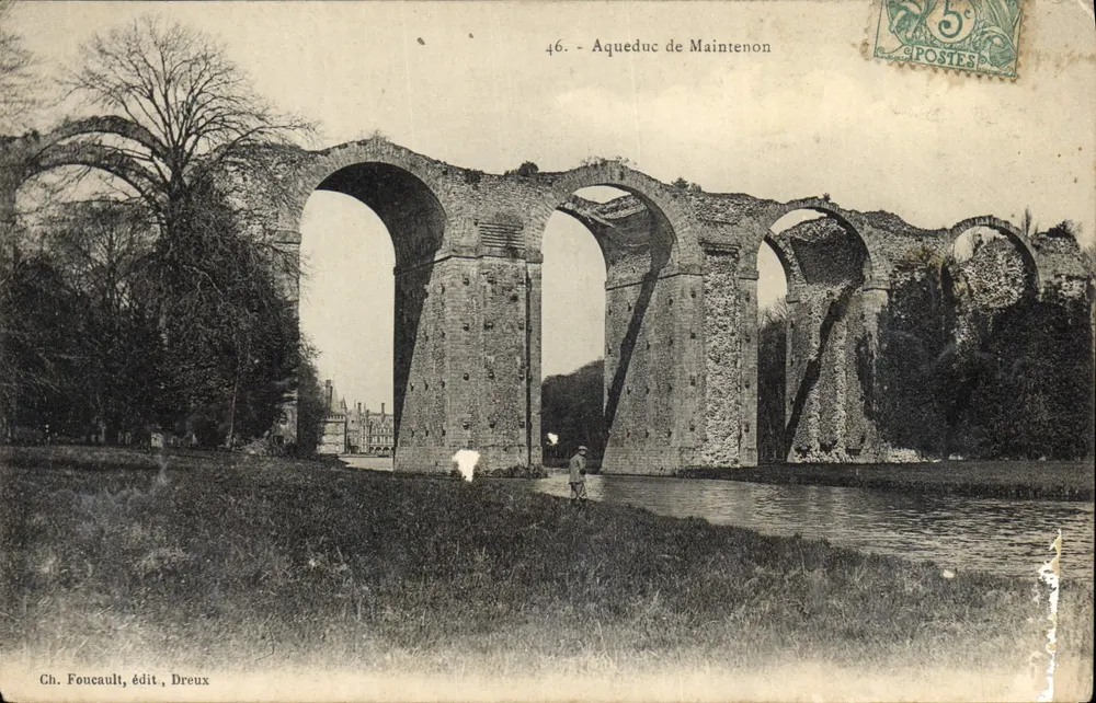 Aqueduc de Maintenon — ruines en pierre avec un canal et un arbre au premier plan — Ch. Foucault, édit., Dreux, n° 46 - Frente