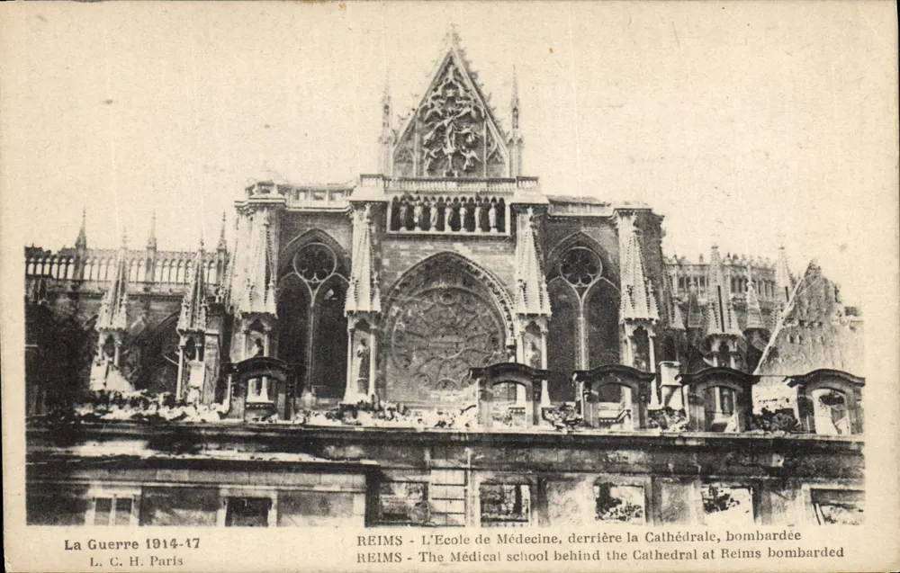 Reims — Die Kathedrale und die Medizinische Fakultät dahinter, bombardiert — L. C. H. Paris - Vorderseite
