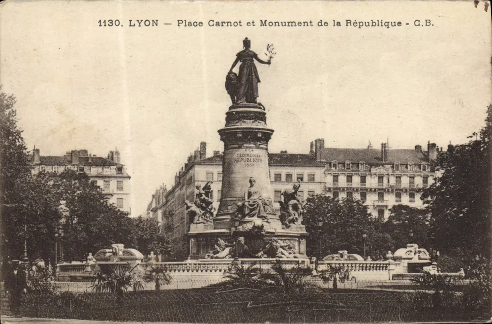 LYON — Praça Carnot e Monumento da República — C.B. n°1130 - Frente