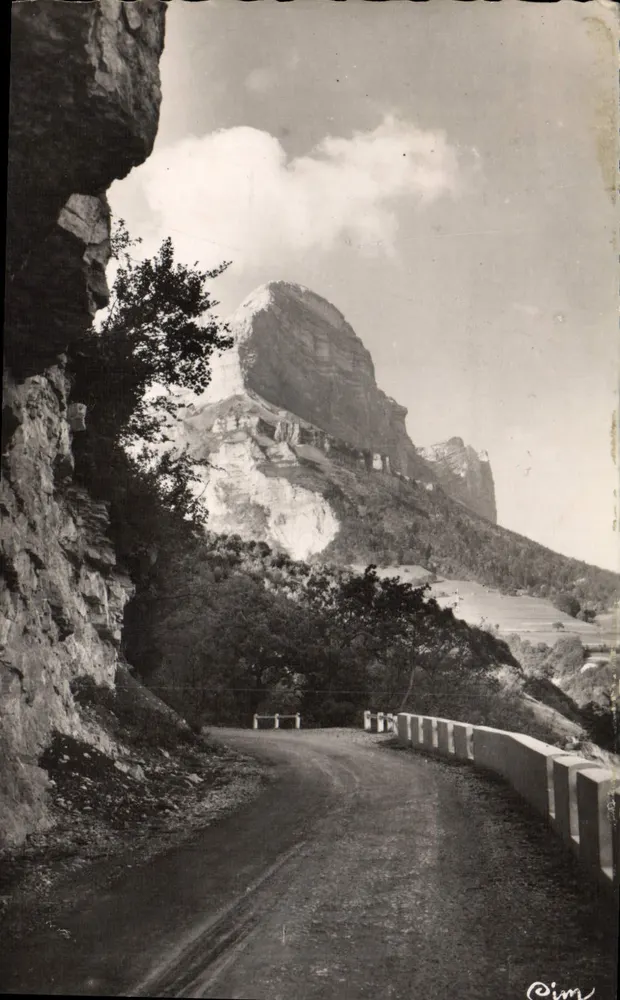Um VILLARD-BONNOT (Isère) — Die Straße nach St-Pancrasse und die Dent de Crolles — Authentische Fotografie - Vorderseite