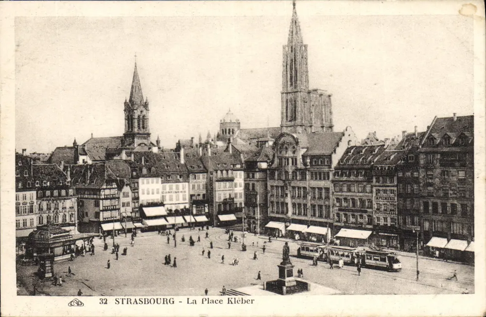 Estrasburgo - A Praça Kléber — vista panorâmica com a catedral e o monumento central — editor CAD, n° 32 - Frente