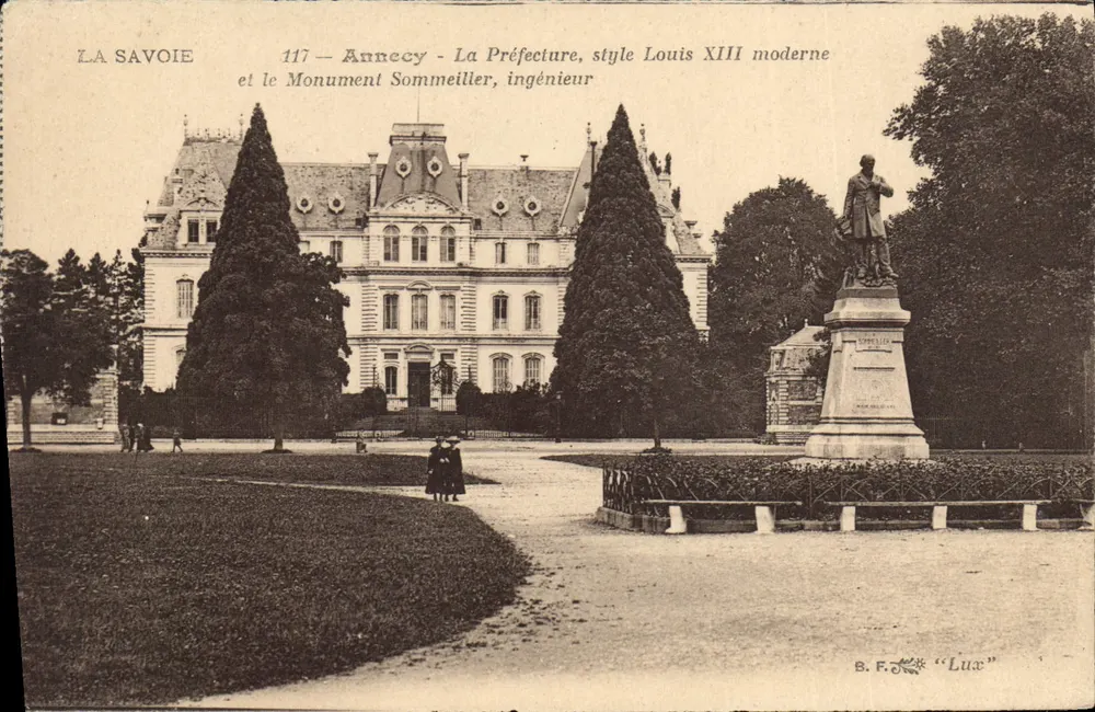 Annecy - Das Präfekturgebäude, moderner Stil Louis XIII und das Denkmal Sommeiller, Ingenieur - Vorderseite